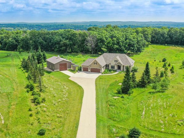 S106W36642 Saddle Ridge Dr, Eagle, WI 53119