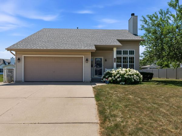 937 E Stonewood Dr, Oak Creek, WI 53154