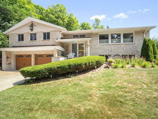 818 E Badger Ln, West Bend, WI 53095