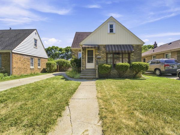 2915 E Allerton Ave, Saint Francis, WI 53235