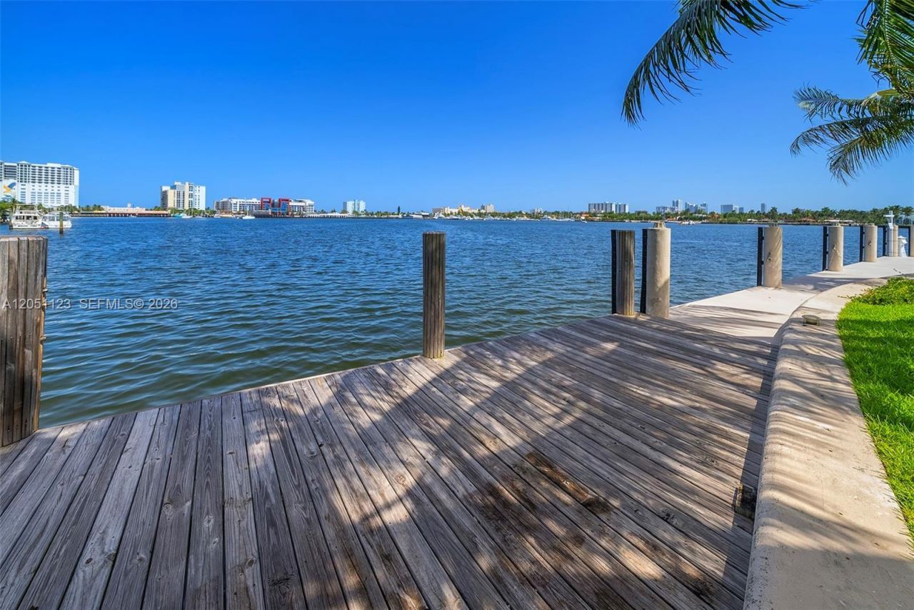 900 N Northlake Dr, Hollywood, FL 33019 Photo