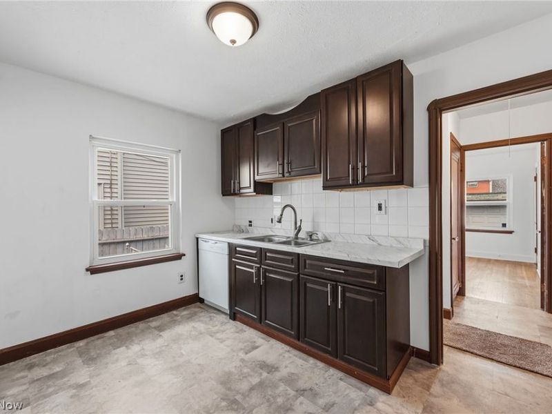 3755 Washington Park Boulevard, Newburgh Heights, OH 44105 Photo 5