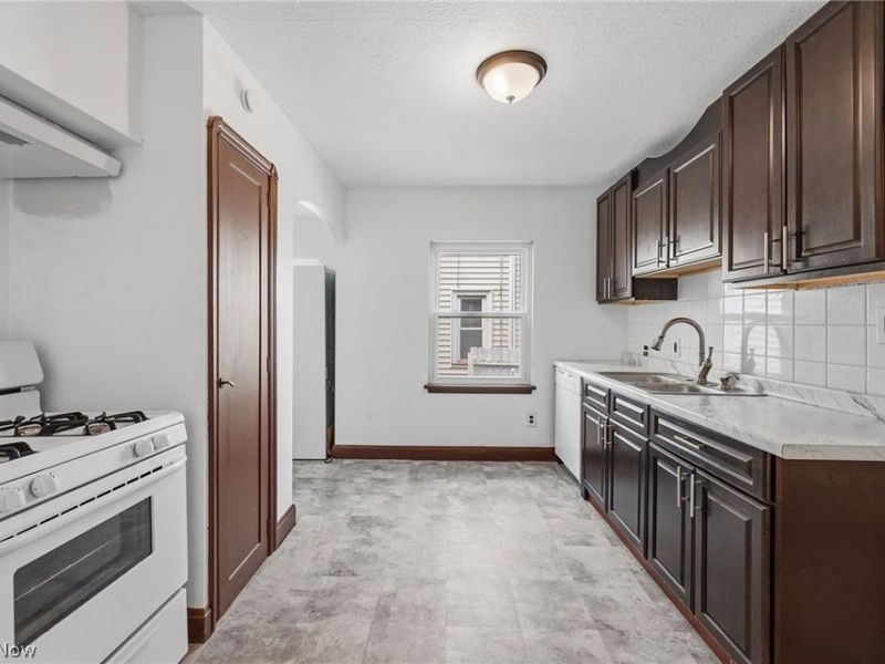 3755 Washington Park Boulevard, Newburgh Heights, OH 44105 Photo 6