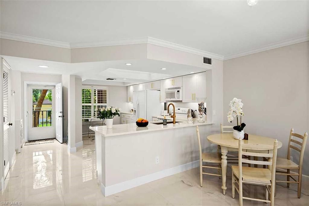9103 Vanderbilt Dr , Unit 205, Naples, FL 34108 Photo