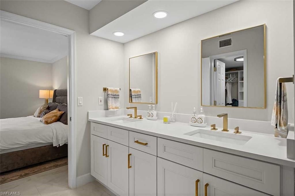 9103 Vanderbilt Dr , Unit 205, Naples, FL 34108 Photo