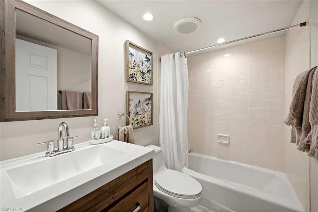 9103 Vanderbilt Dr , Unit 205, Naples, FL 34108 Photo