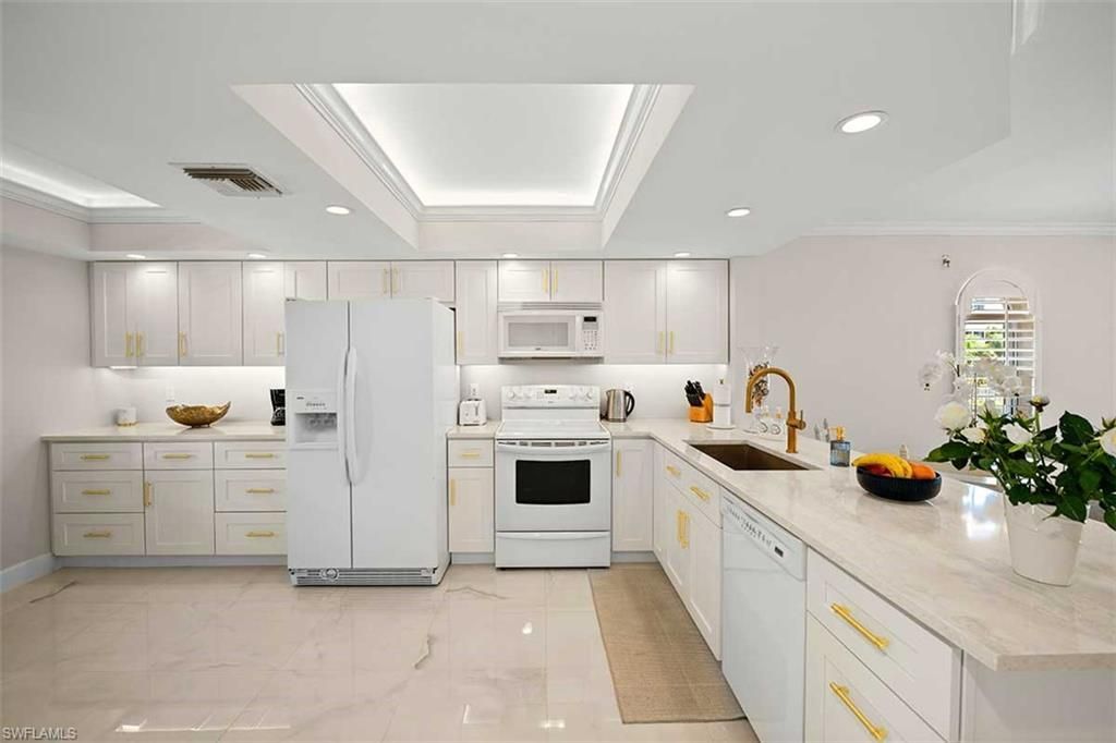 9103 Vanderbilt Dr , Unit 205, Naples, FL 34108 Photo
