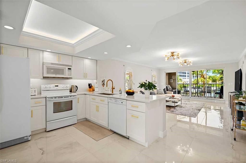9103 Vanderbilt Dr , Unit 205, Naples, FL 34108 Photo