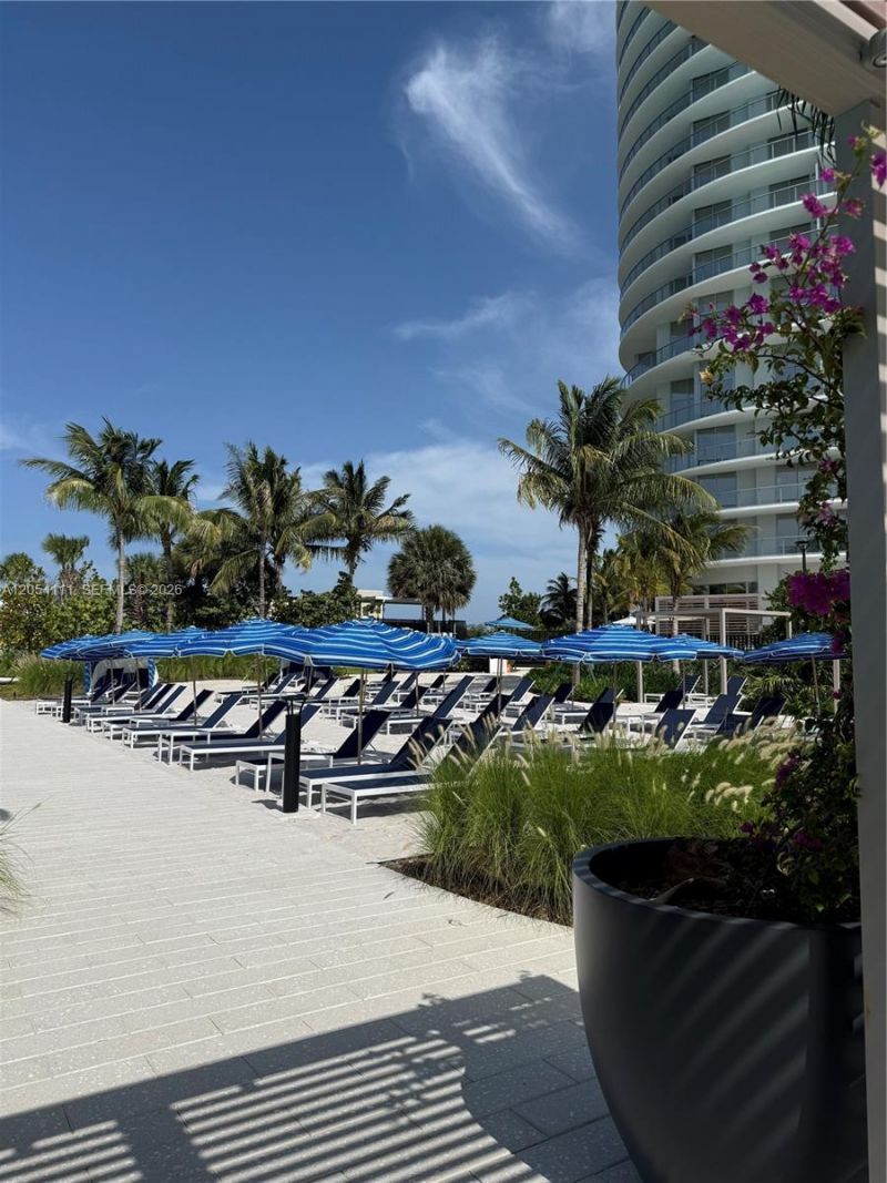 2411 Laguna Cir , Unit 910, Miami, FL 33181 Photo