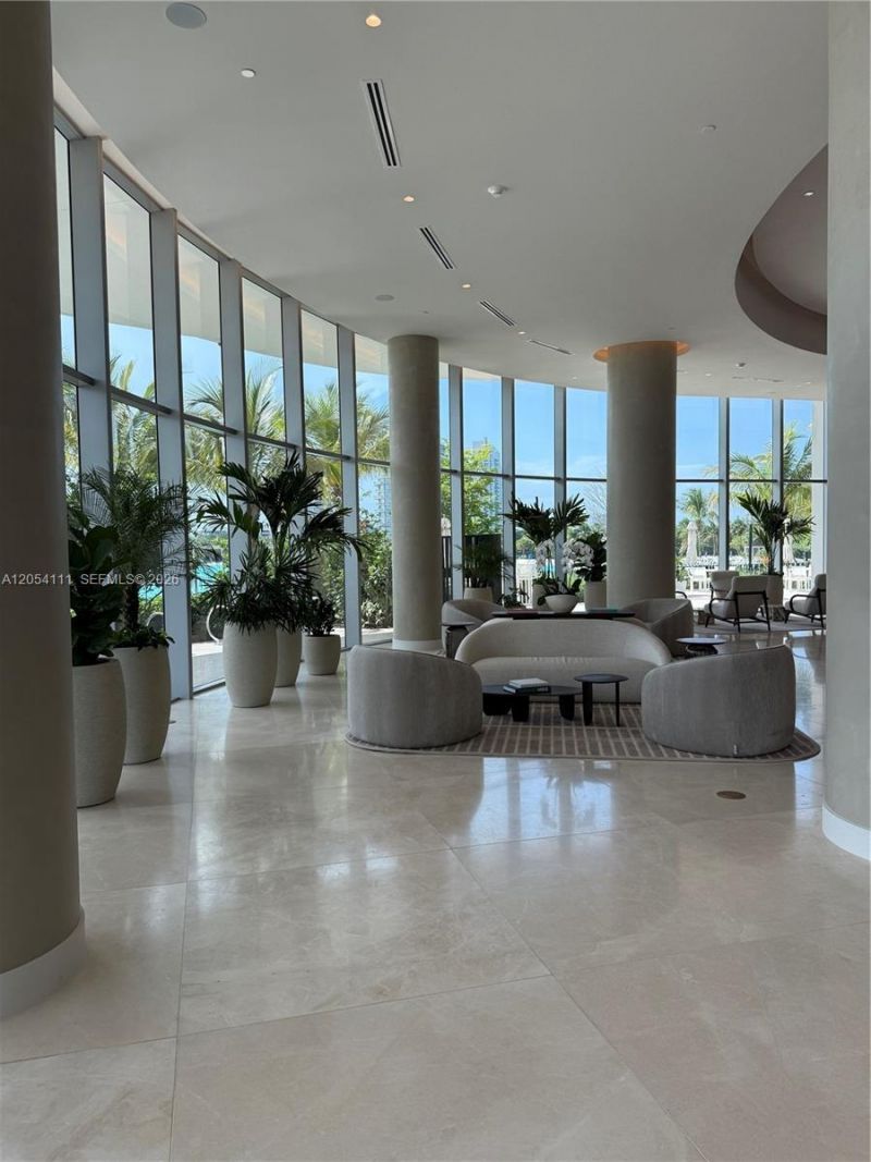 2411 Laguna Cir , Unit 910, Miami, FL 33181 Photo