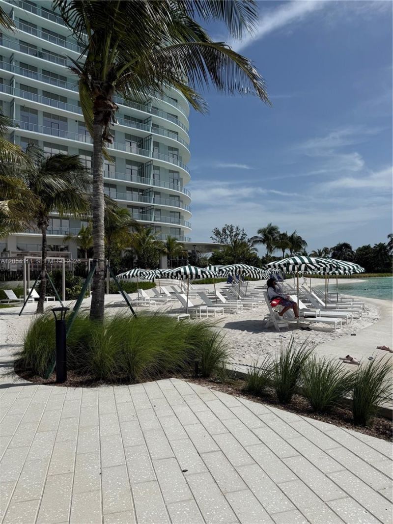2411 Laguna Cir , Unit 910, Miami, FL 33181 Photo