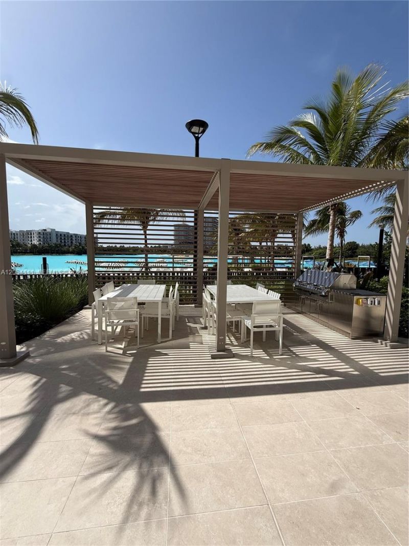 2411 Laguna Cir , Unit 910, Miami, FL 33181 Photo