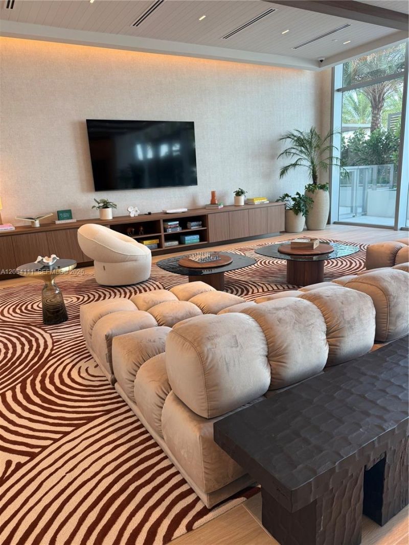 2411 Laguna Cir , Unit 910, Miami, FL 33181 Photo