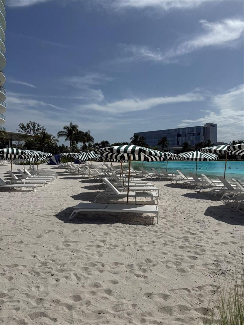 2411 Laguna Cir , Unit 910, Miami, FL 33181 Photo