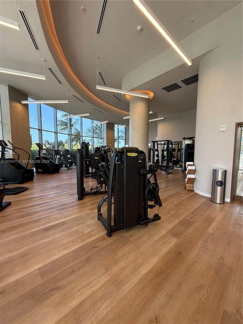2411 Laguna Cir , Unit 910, Miami, FL 33181 Photo