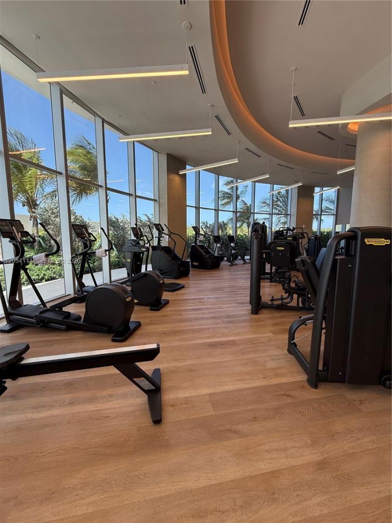 2411 Laguna Cir , Unit 910, Miami, FL 33181 Photo