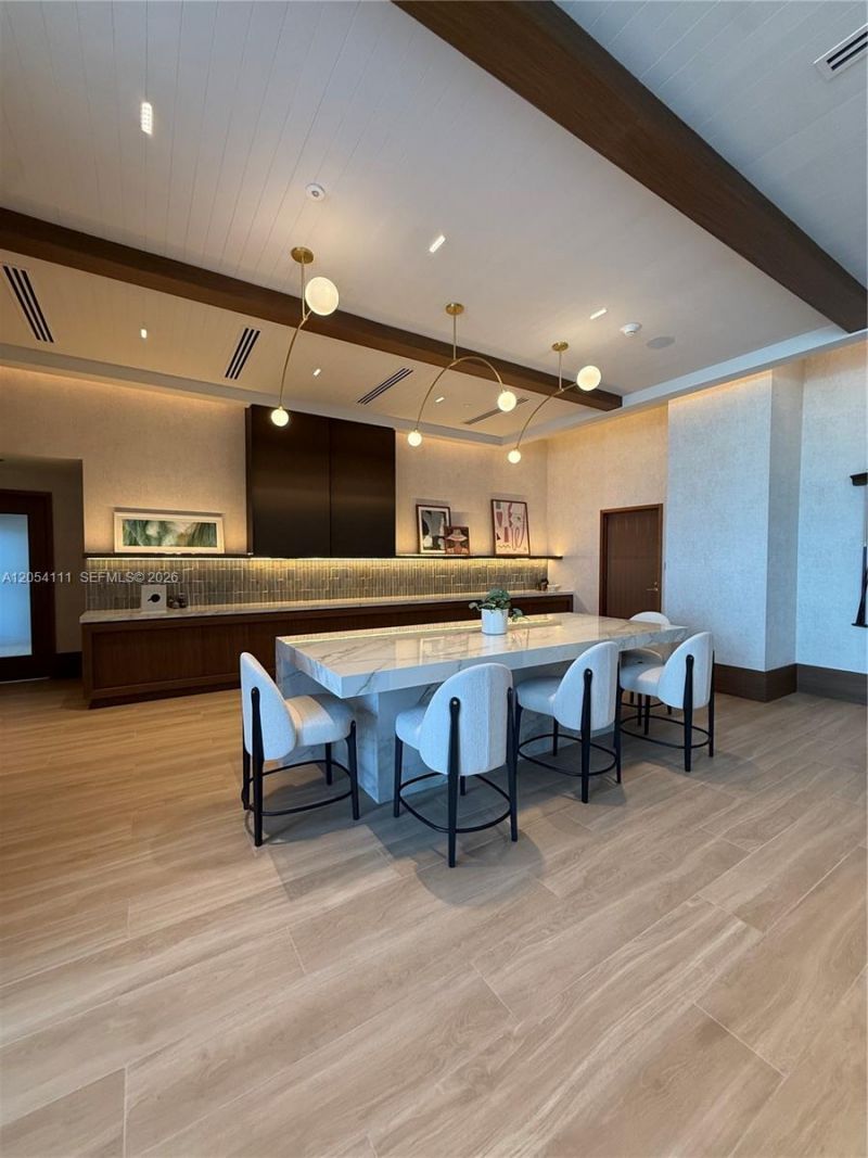 2411 Laguna Cir , Unit 910, Miami, FL 33181 Photo