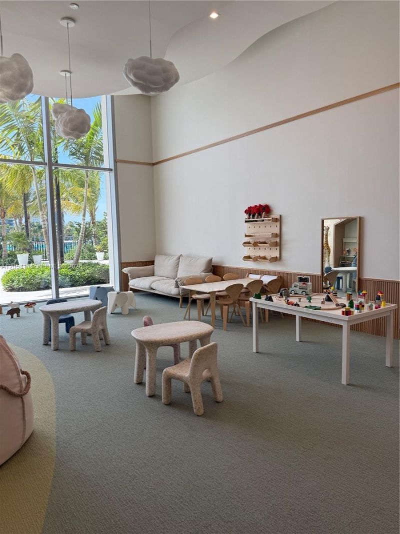 2411 Laguna Cir , Unit 910, Miami, FL 33181 Photo