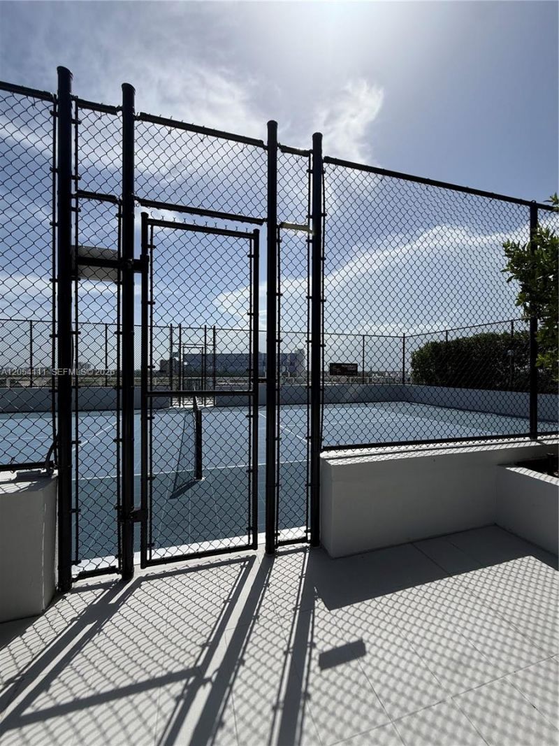 2411 Laguna Cir , Unit 910, Miami, FL 33181 Photo