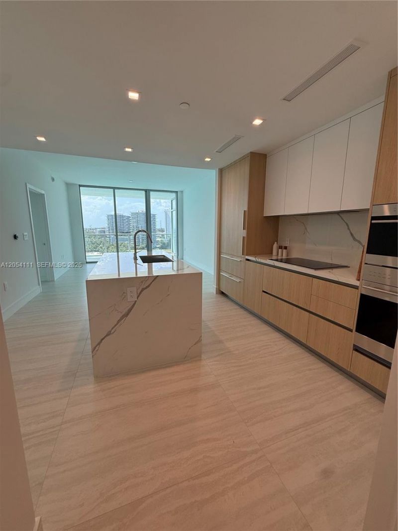 2411 Laguna Cir , Unit 910, Miami, FL 33181 Photo