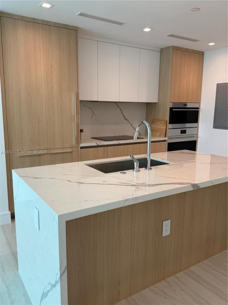 2411 Laguna Cir , Unit 910, Miami, FL 33181 Photo