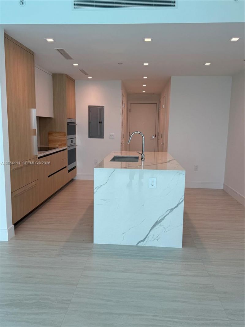 2411 Laguna Cir , Unit 910, Miami, FL 33181 Photo