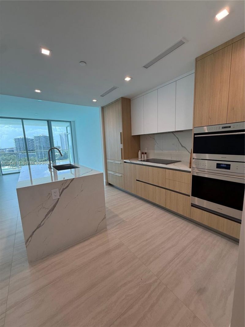 2411 Laguna Cir , Unit 910, Miami, FL 33181 Photo