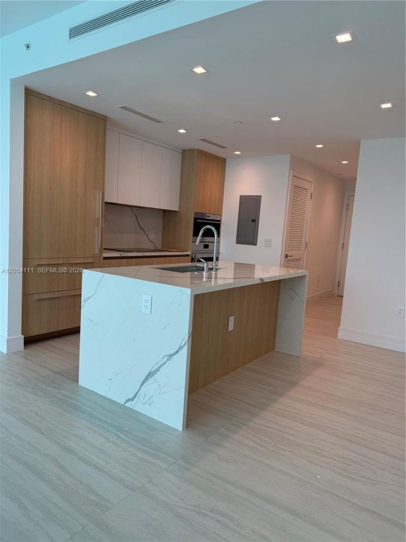 2411 Laguna Cir , Unit 910, Miami, FL 33181 Photo