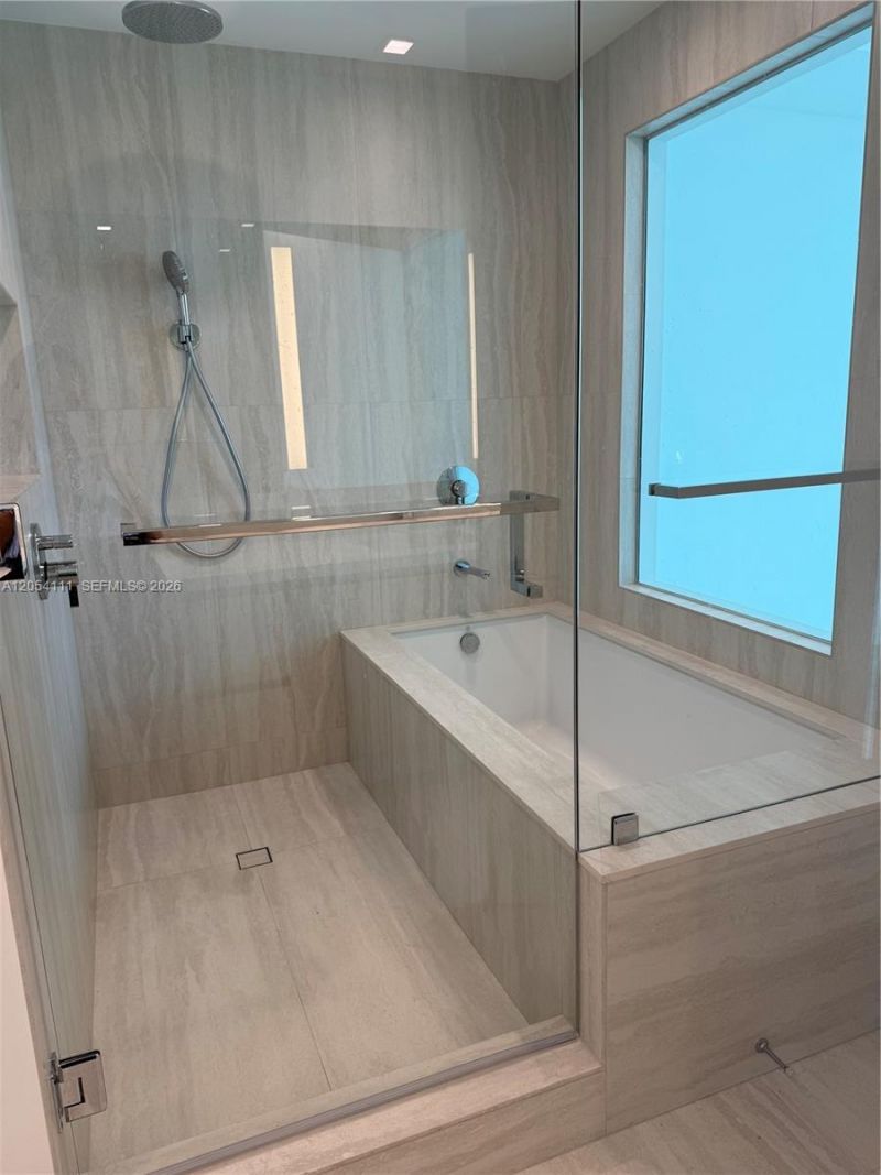2411 Laguna Cir , Unit 910, Miami, FL 33181 Photo