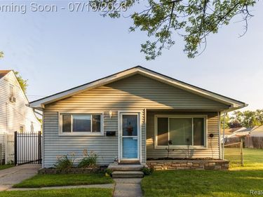 20743 Powers Avenue, Dearborn Heights, MI 48125