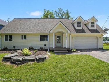 11624 ISLAND COURT, Hartland Twp, MI 48353