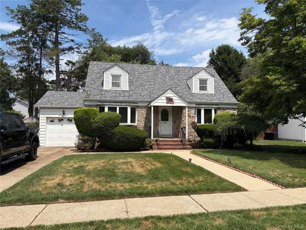 87 Parkway Drive , Westbury, NY 11590