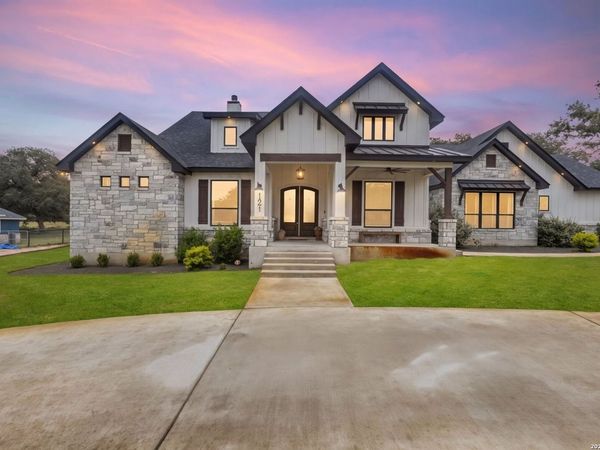 121 N TRANQUILITY DR, La Vernia, TX 78121
