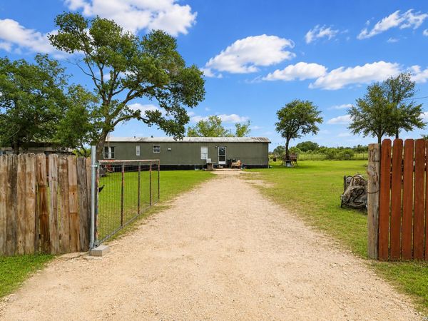 125 Villa Ridge Dr, Poteet, TX 78065