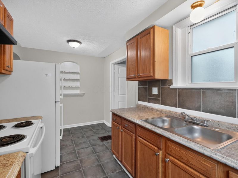 1692 E Kossuth Street , Columbus, OH 43206 Photo 9