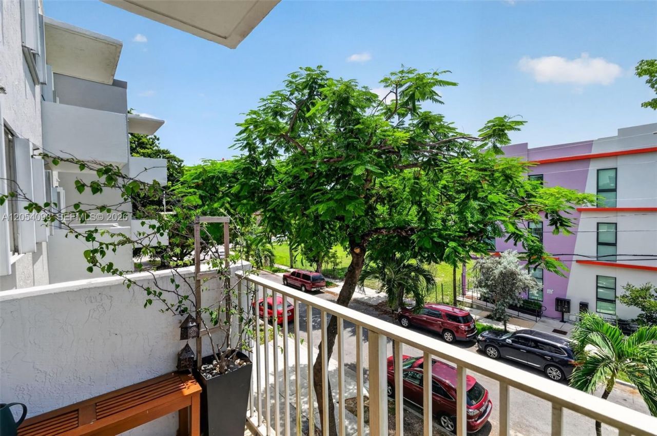 1060 NW 7th St , Unit 205, Miami, FL 33136 Photo
