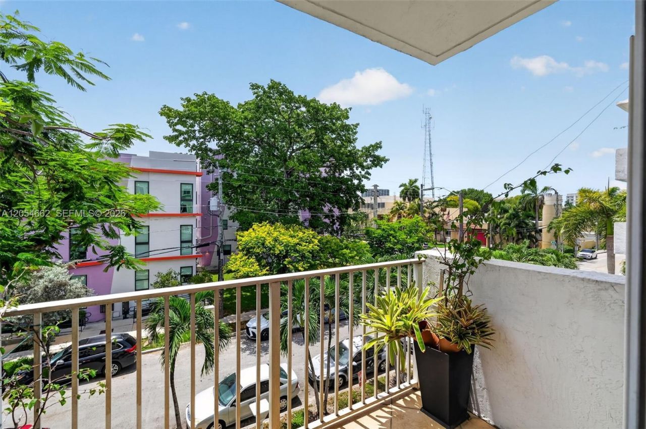 1060 NW 7th St , Unit 205, Miami, FL 33136 Photo