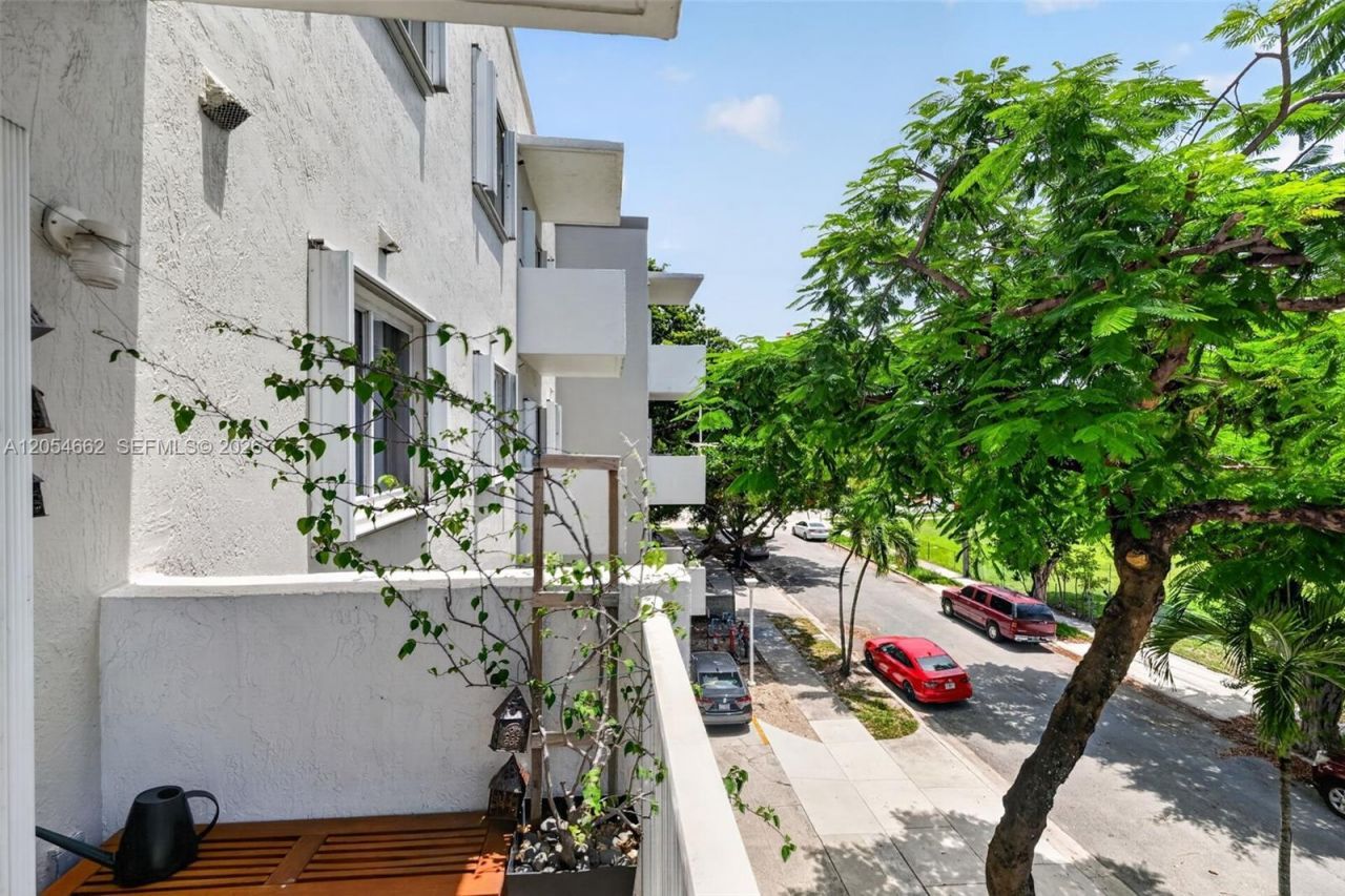 1060 NW 7th St , Unit 205, Miami, FL 33136 Photo