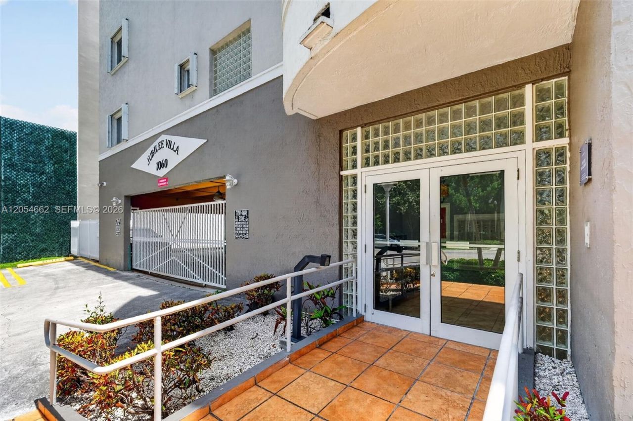 1060 NW 7th St , Unit 205, Miami, FL 33136 Photo