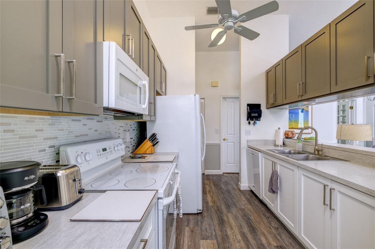 7812 38th Court E, Sarasota, FL 34243 Photo