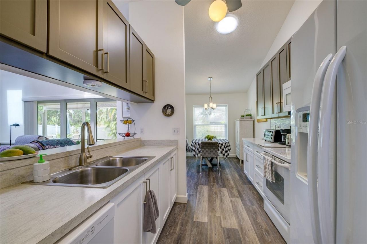 7812 38th Court E, Sarasota, FL 34243 Photo