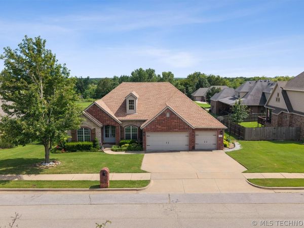 5711 Nottingham Place , Bartlesville, OK 74006