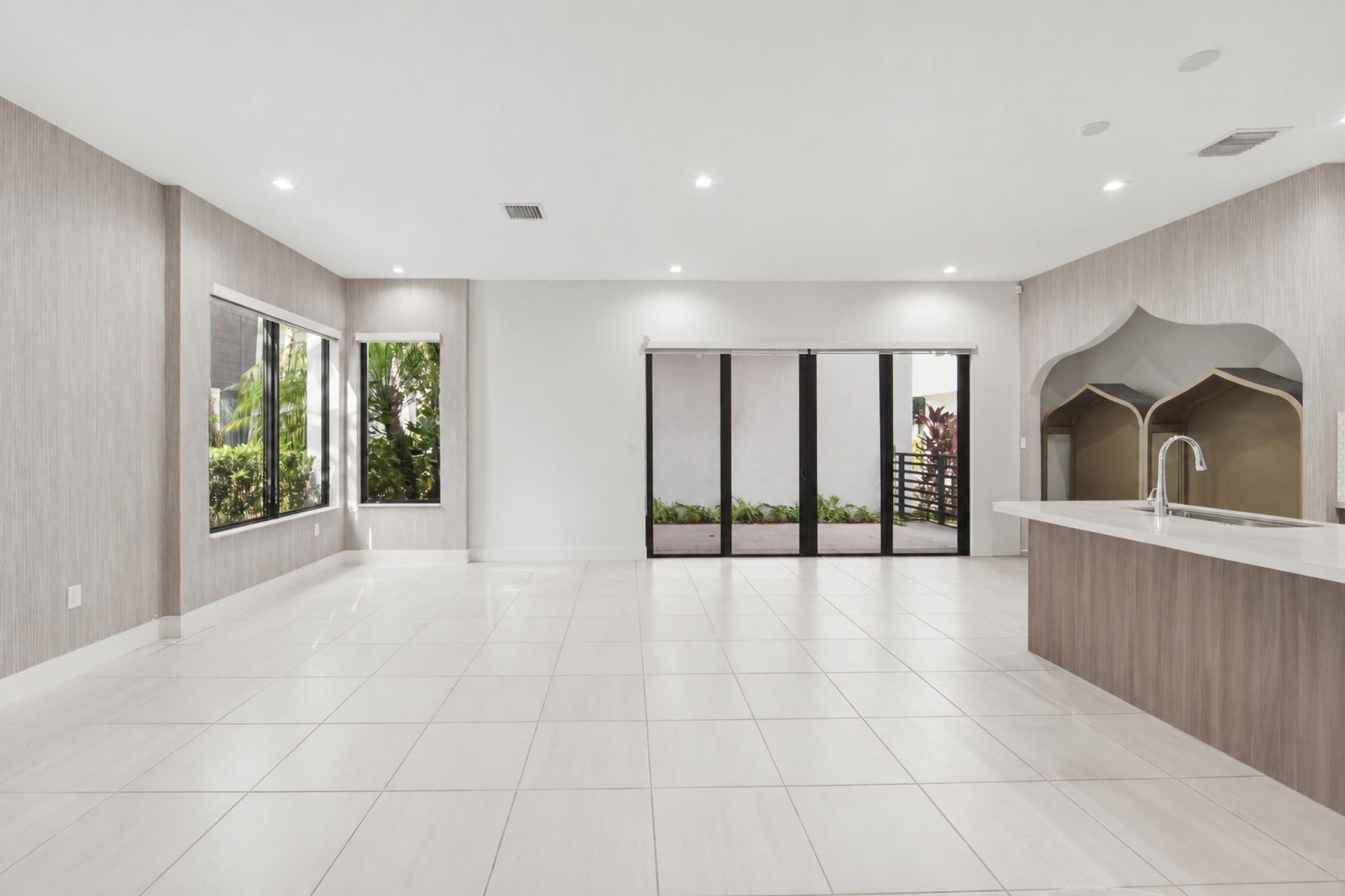 8272 NW 44th Terrace, Doral, FL 33166 Photo