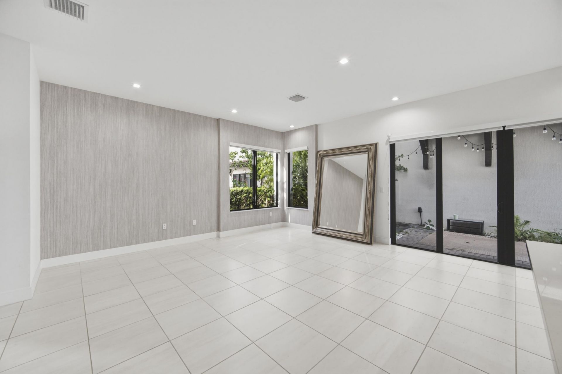 8272 NW 44th Terrace, Doral, FL 33166 Photo