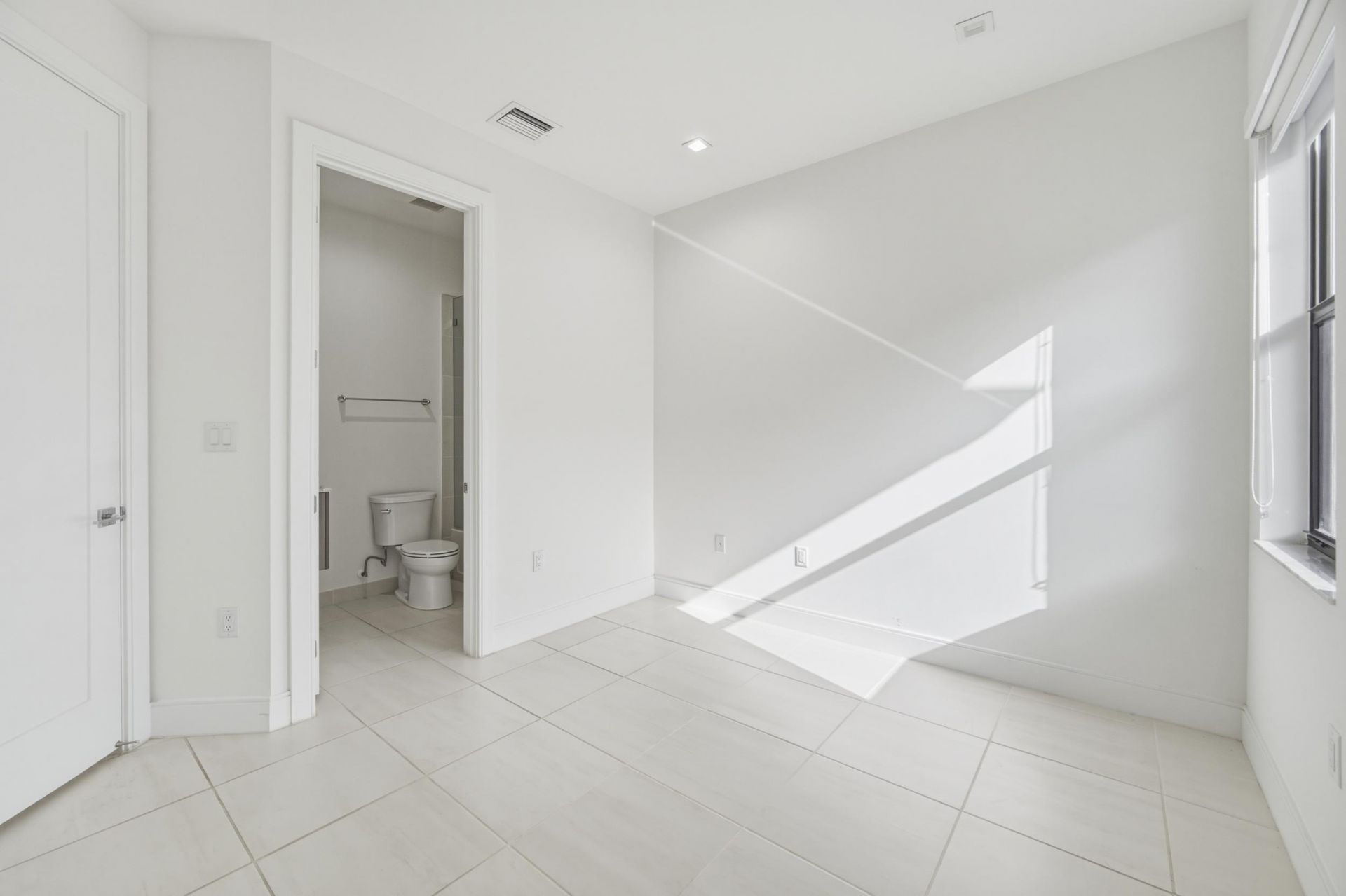 8272 NW 44th Terrace, Doral, FL 33166 Photo