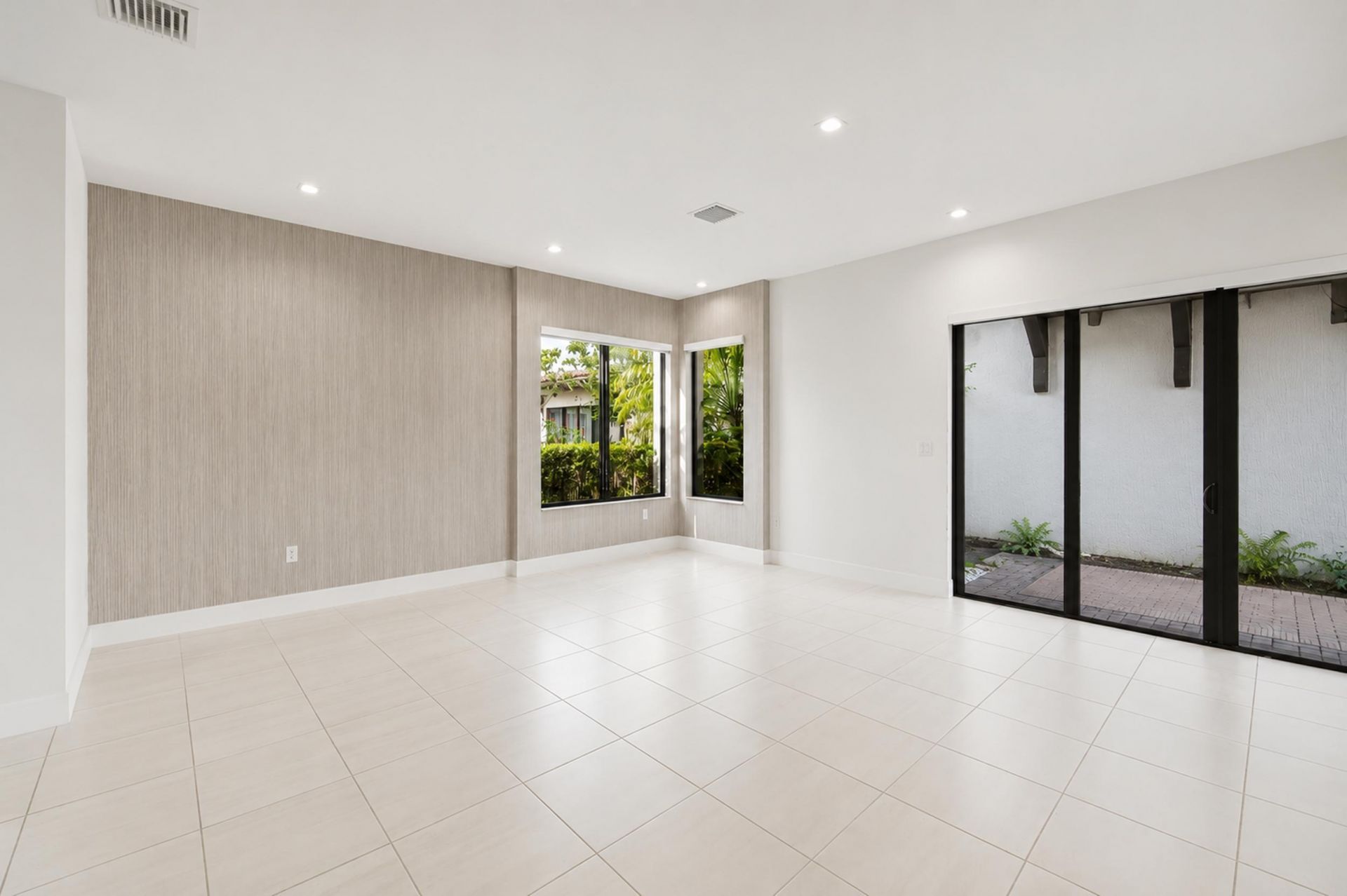 8272 NW 44th Terrace, Doral, FL 33166 Photo