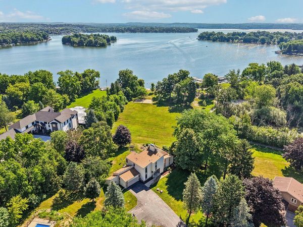 N61W35366 Mariner Ct, Oconomowoc, WI 53066
