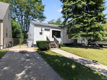1029 E Woodruff Avenue, Hazel Park, MI 48030