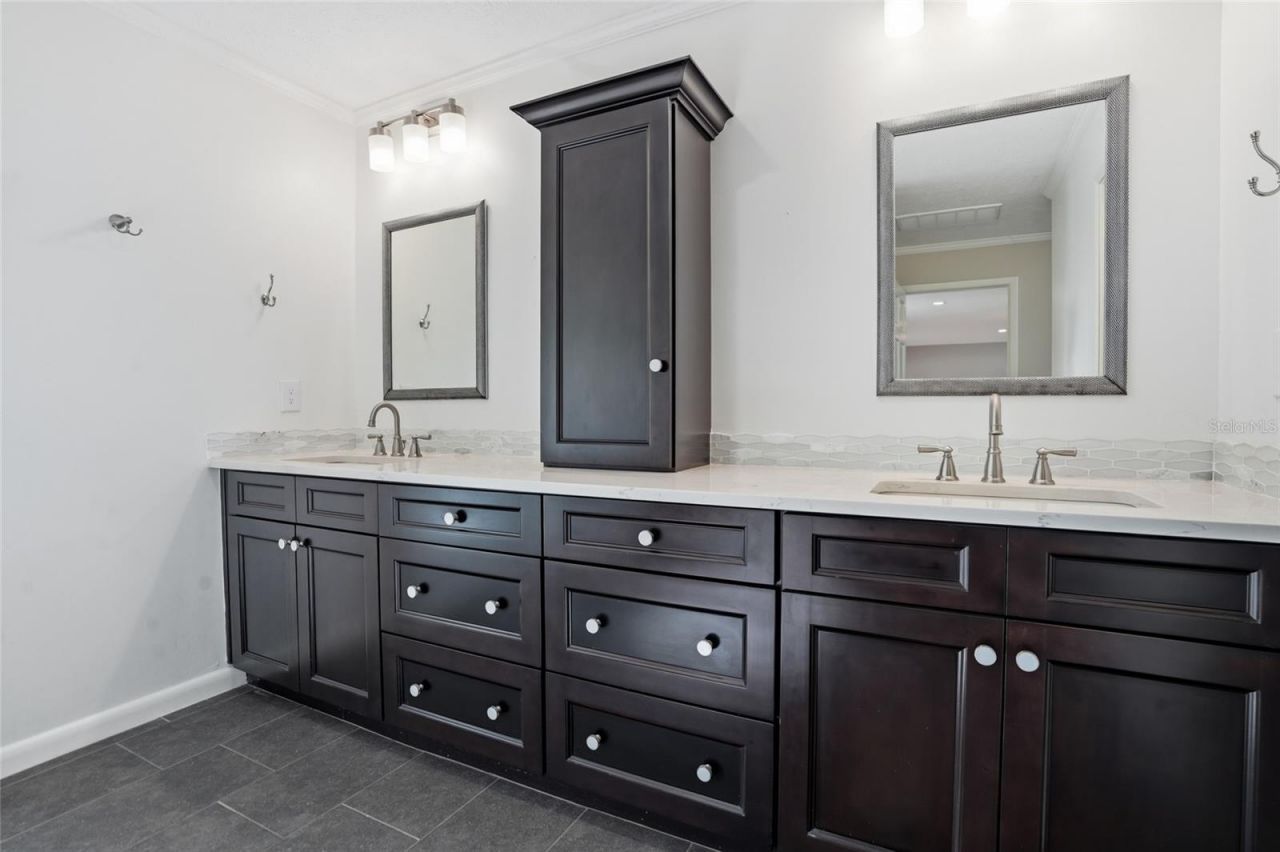 15908 Hampton Village Drive , Tampa, FL 33618 Photo
