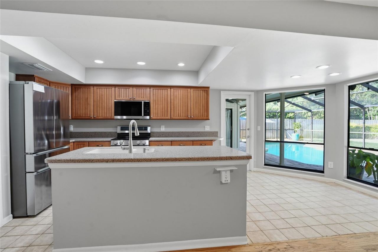 15908 Hampton Village Drive , Tampa, FL 33618 Photo